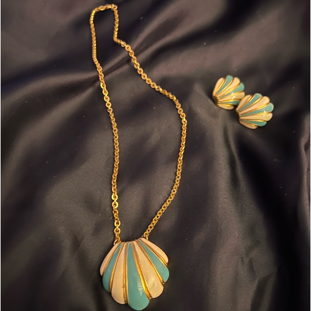 1960s Vtg signed Goldette NYC Shell Necklace & Earrings Set. Enamel Gold Tone.
